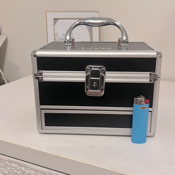 NYX professional makeup box with key, on the small in size - Picture 7 of 7